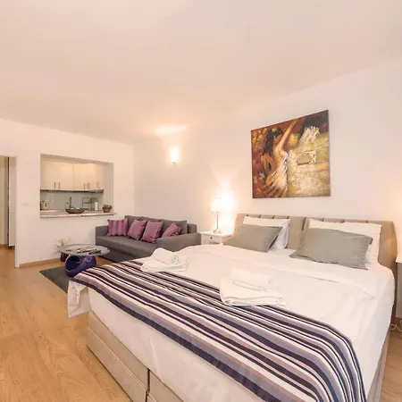 Aparthotel Rohacova 3*